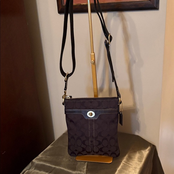 Coach Hampton BlackSignature swingpack Crossbody with Gold Turnlock G0867-40688 - Picture 1 of 15